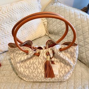 NWT Michael Kors tote! Leather & gold details ❤️❤️